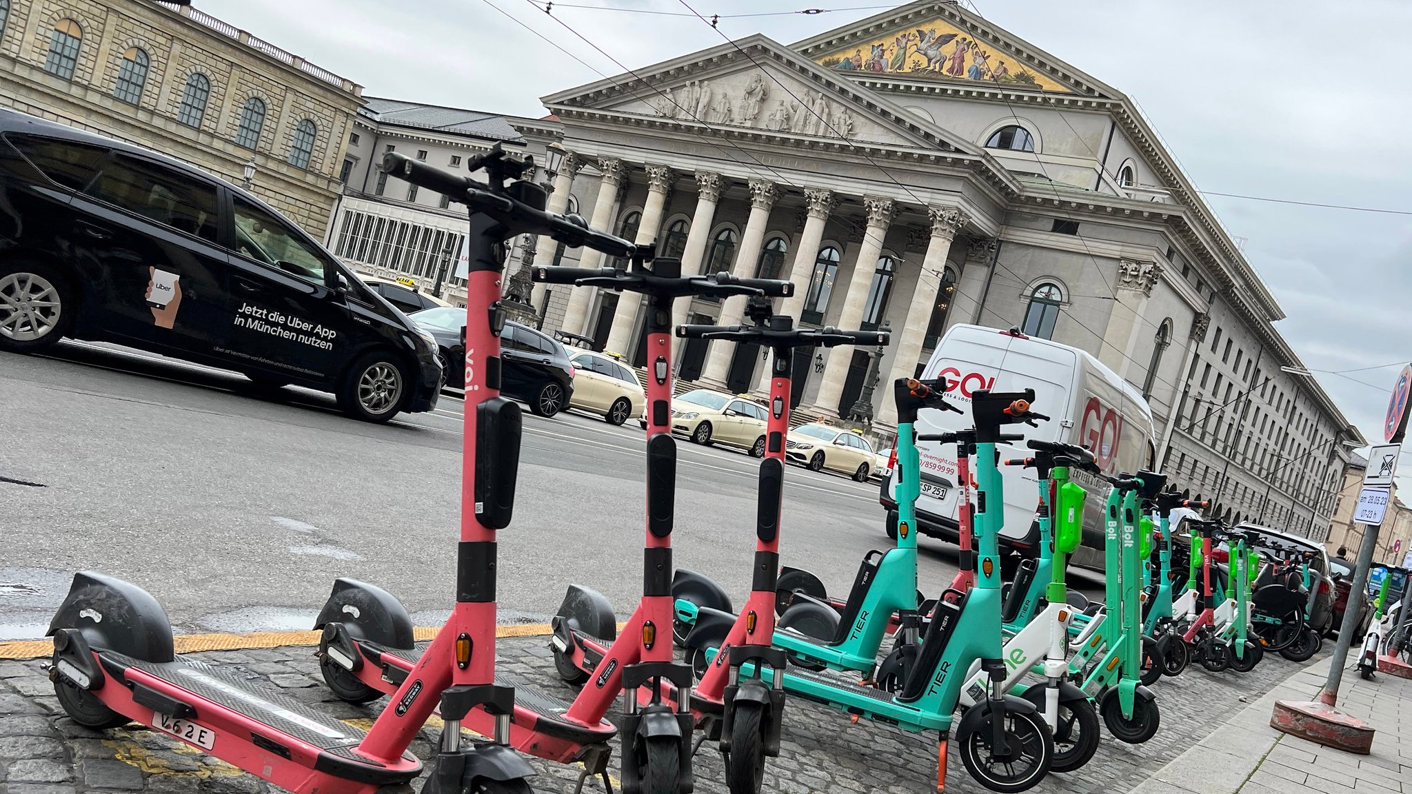 E-Scooter der Anbieter VOI, LIME und TIER stehen in der Maximilianstrasse in München.