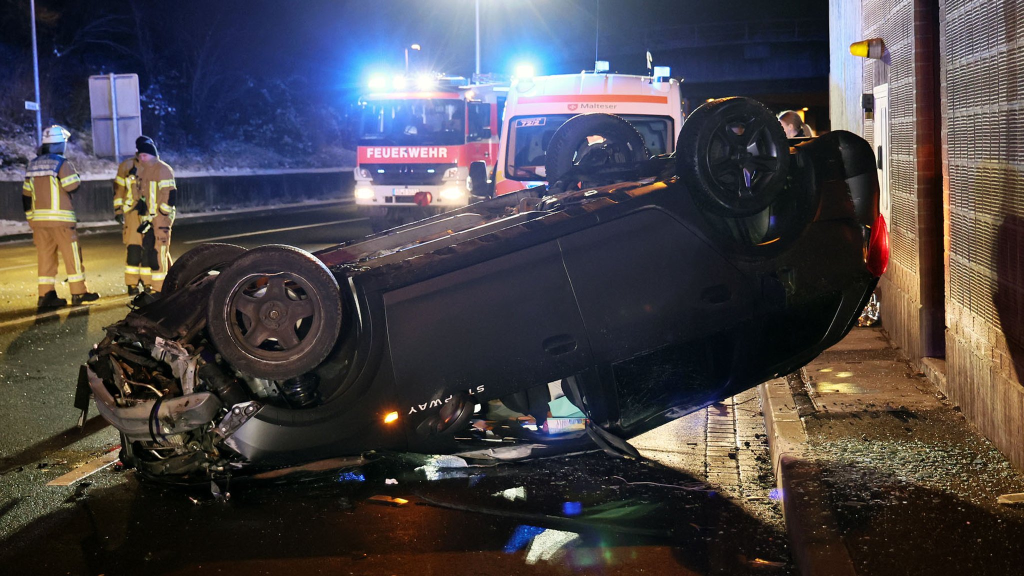 Schwerer Unfall in Aschaffenburg: Fahrerin aus Auto geschleudert