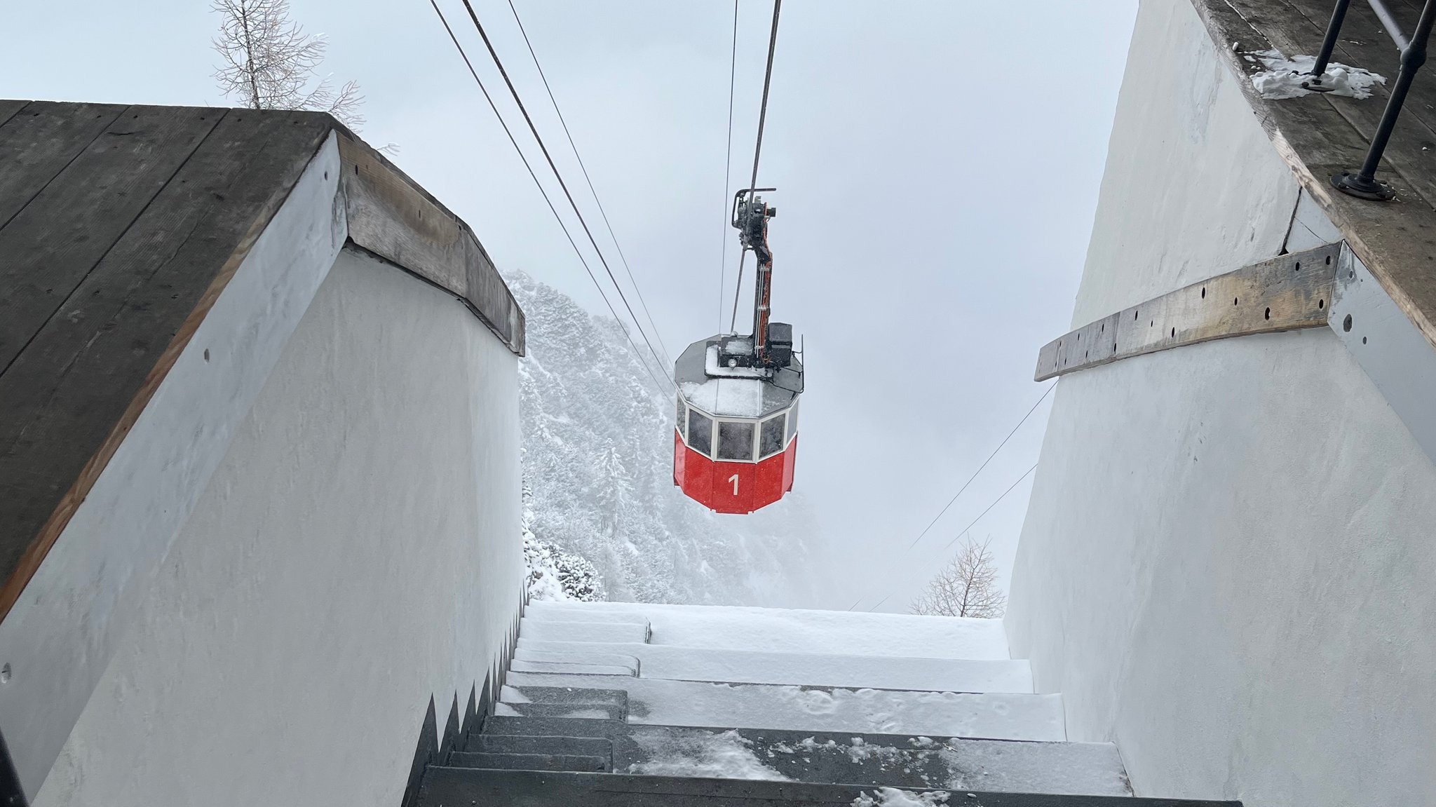 Eine der roten Kabinen der Predigtstuhlbahn fährt in die Bergstation ein