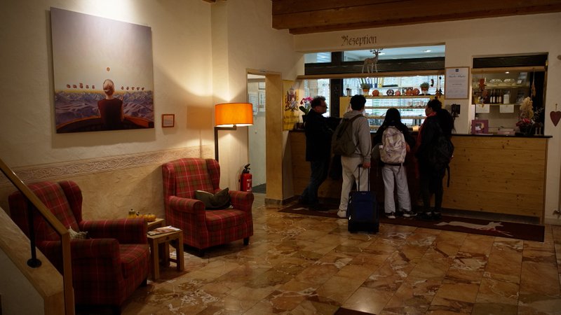 Eine Hotelrezeption mit Kunden und Kundinnen. | Bild: Bayerischer Rundfunk 2025 Eine Hotelrezeption mit Kunden und Kundinnen.