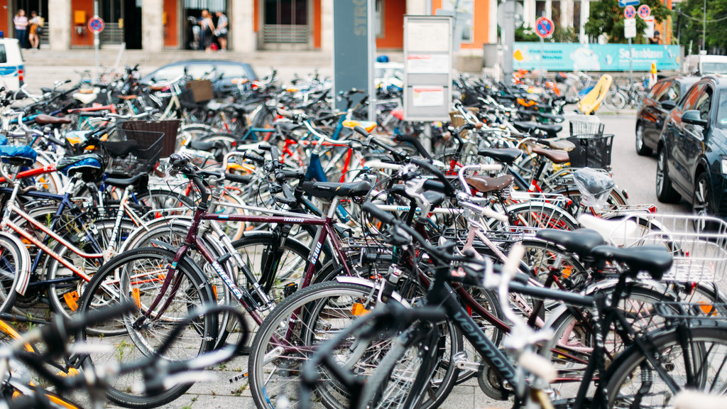 Hunderte Fahrräder sind vor dem Münchner Hauptbahnhof abgestellt