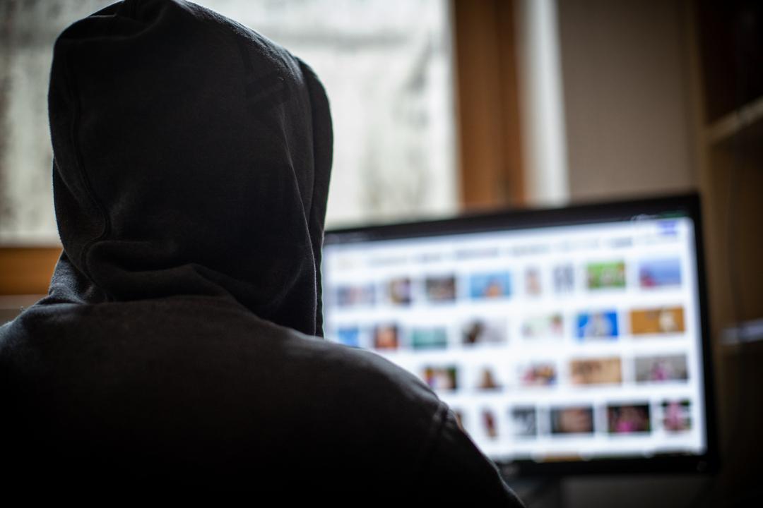 Eine Person konsumiert Pornografie im Internet.