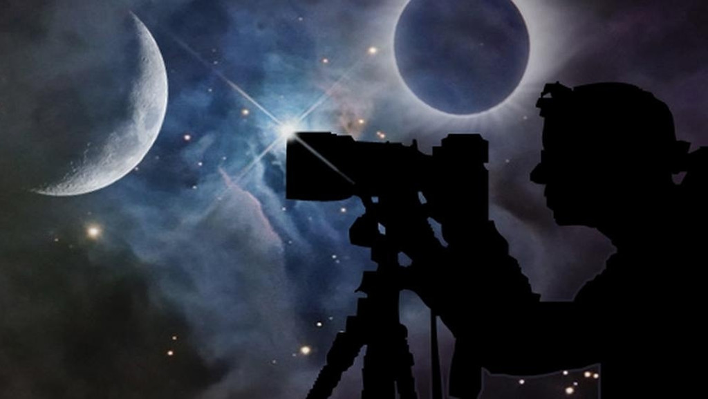 Illustration: Silhouette einer Fotografin vor Sternenhimmel mit Mond und Sonnenfinsternis