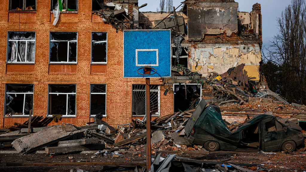 4. März 2022: Der Basketballkorb vor dem verwüsteten Schulgebäude. 