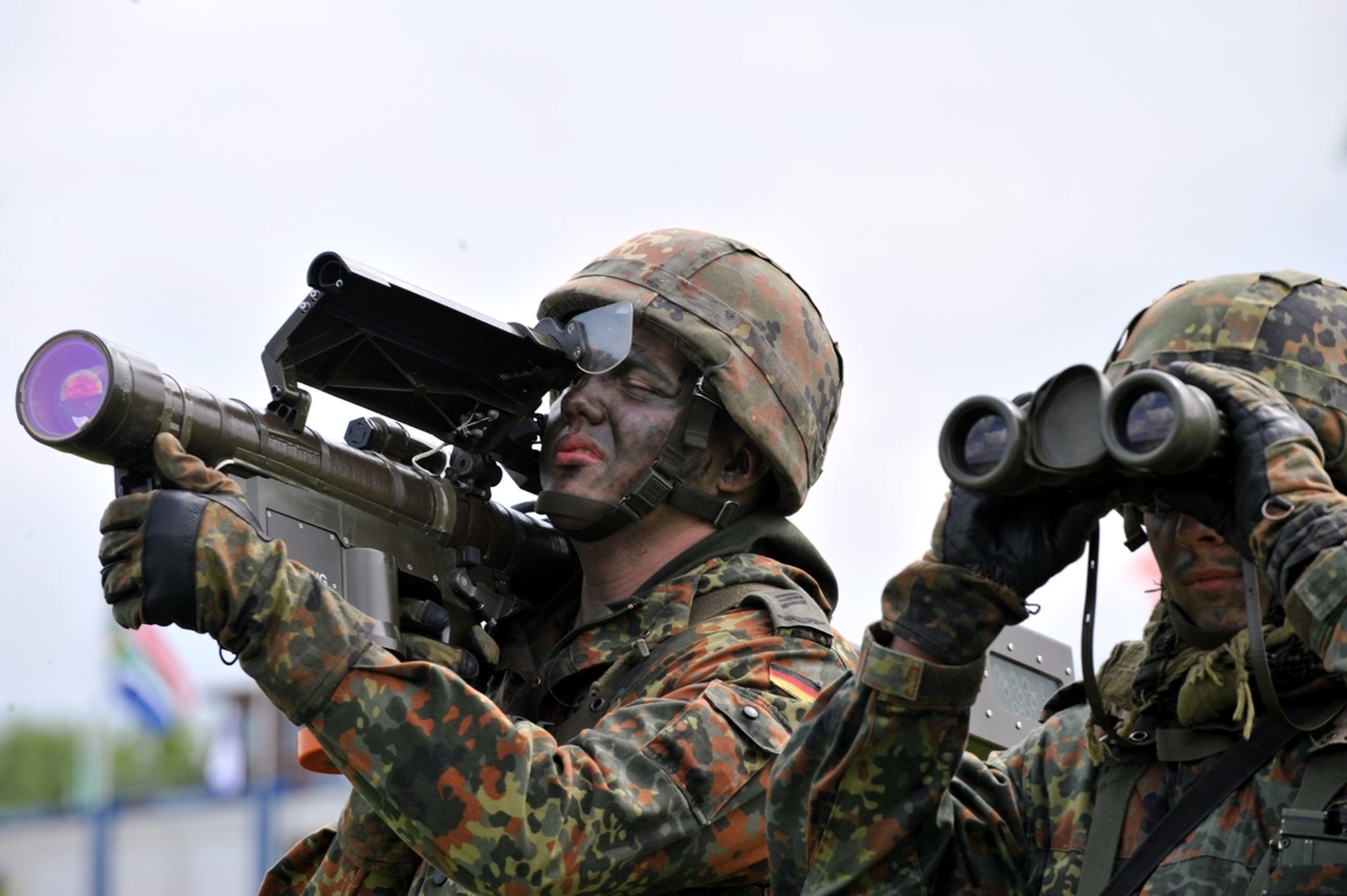 ARCHIV - 22.06.2010, Baden-Württemberg, Messstetten/: Ein Soldat mit einer Stinger-Rakete visiert bei der Luftwaffenübung «Elite 2010» auf dem Truppenübungsplatz Heuberg bei Messstetten ein Flugzeug an. Deutschland liefert nun Waffen aus den Beständen der Bundeswehr an die Ukraine. Wie Regierungssprecher Steffen Hebestreit am Samstag mitteilte, werden die ukrainischen Streitkräfte mit 1000 Panzerabwehrwaffen sowie 500 Boden-Luft-Raketen vom Typ «Stinger» unterstützt. (Zu dpa «Deutschland liefert Waffen aus Bundeswehrbeständen an Ukraine») Foto: Patrick Seeger/dpa +++ dpa-Bildfunk +++