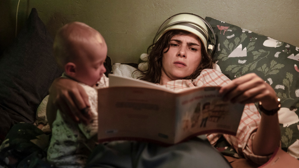 Nora Tschirner als leicht überforderte Babysitterin in "Wunderschön" von und mit Karoline Herfurth (Filmszene). | Bild: Warner Nora Tschirner als leicht überforderte Babysitterin in "Wunderschön" von und mit Karoline Herfurth (Filmszene).