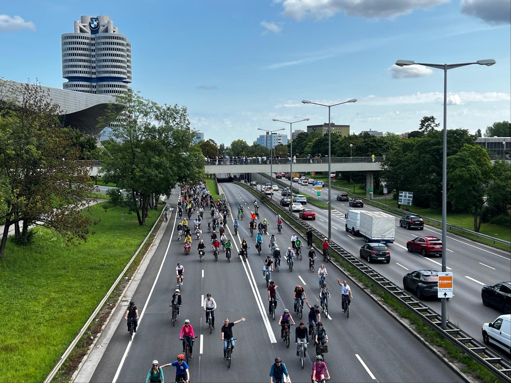 Fahrrad-Demo gegen IAA in München: Radfahrer blockieren eine Fahrbahn des Mittleren Rings