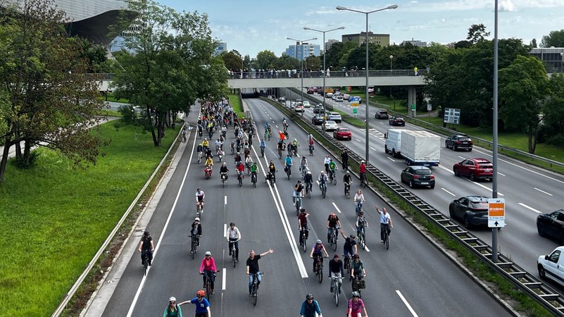 Fahrrad-Demo gegen IAA in München: Radfahrer blockieren eine Fahrbahn des Mittleren Rings | Bild: BR / Alisa Schröter Fahrrad-Demo gegen IAA in München: Radfahrer blockieren eine Fahrbahn des Mittleren Rings