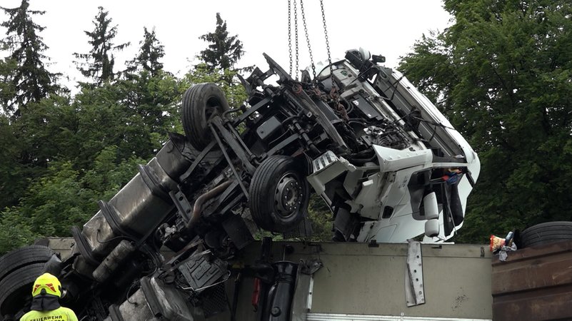 Im Video: Verkehrsbehinderungen nach Lkw-Unfall auf A8 | Bild: Bayerischer Rundfunk 2024 Im Video: Verkehrsbehinderungen nach Lkw-Unfall auf A8