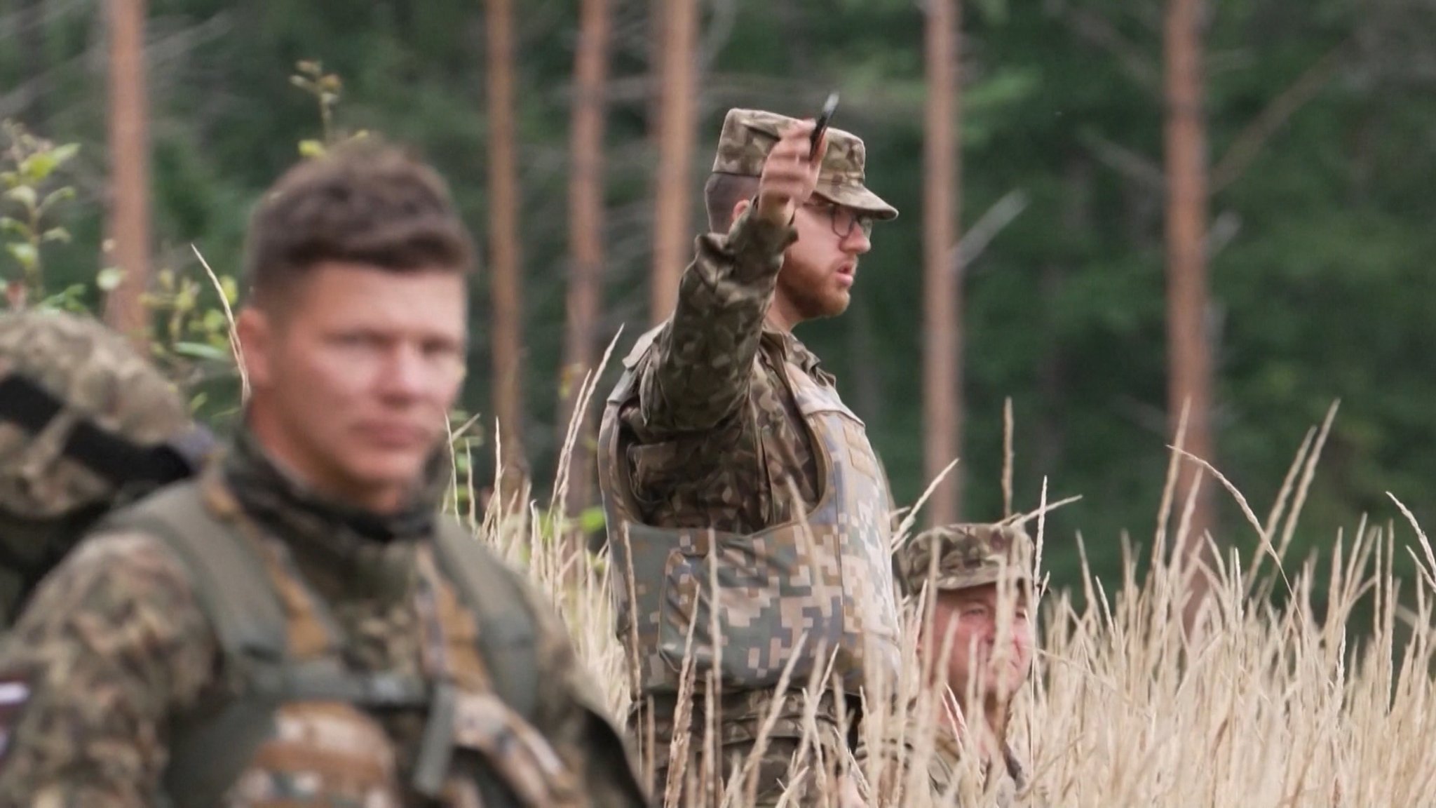 Zwei lettische Soldaten im Wald. Eine Drohne wird gesucht. | Bild: Bayerischer Rundfunk 2026 Zwei lettische Soldaten im Wald. Eine Drohne wird gesucht.
