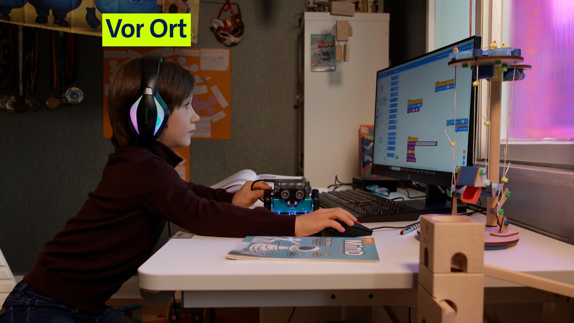 Ein Junge progammiert am Computer