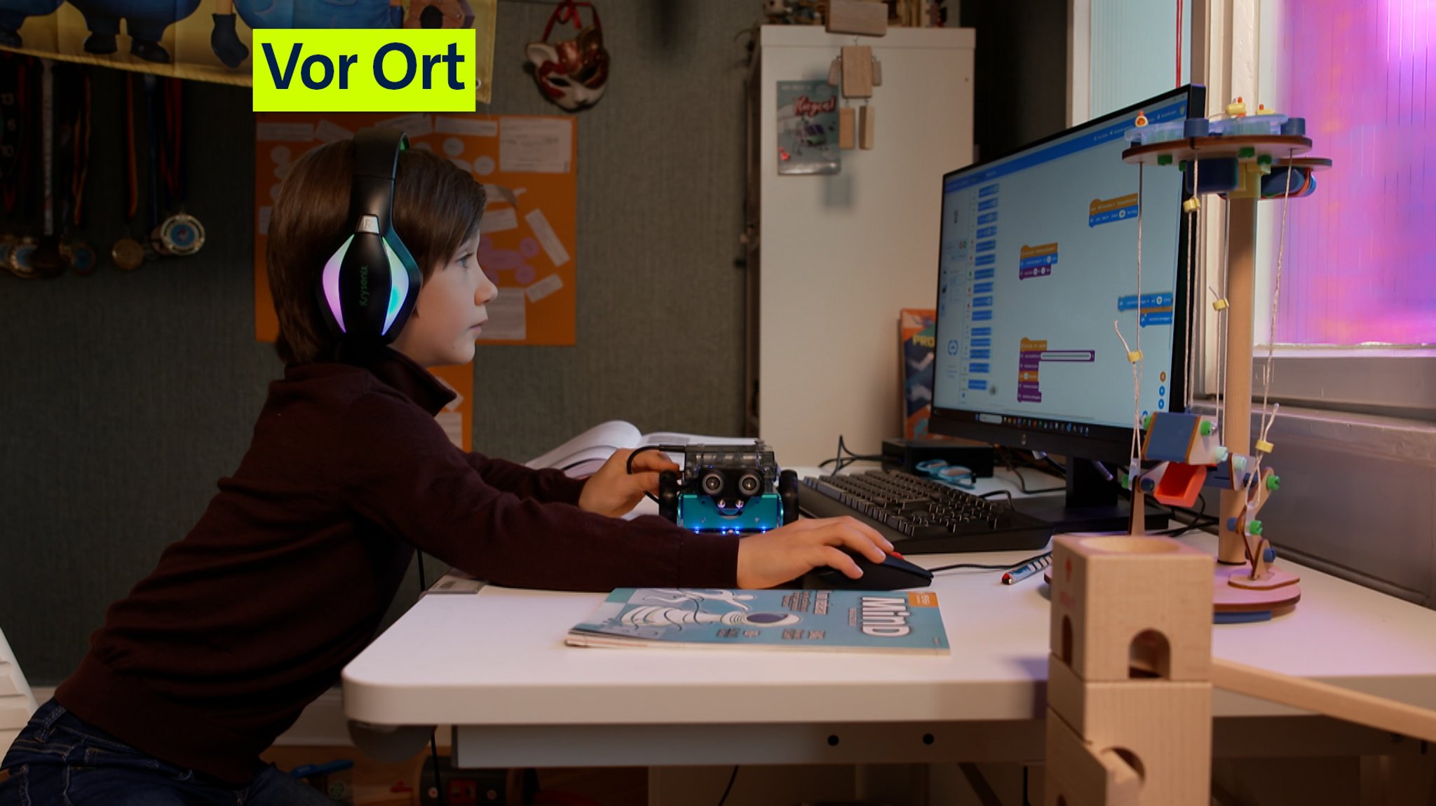 Ein Junge progammiert am Computer