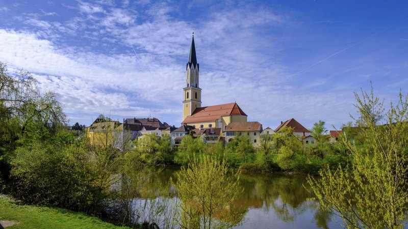 Stadtansicht von Vilshofen und der Kirche St. Johannes der Täufer, davor die Vils, im Frühling. | Bild: picture alliance / imageBROKER | Fotografie Lisa + Wilfried Bahnmüller Stadtansicht von Vilshofen und der Kirche St. Johannes der Täufer, davor die Vils, im Frühling.