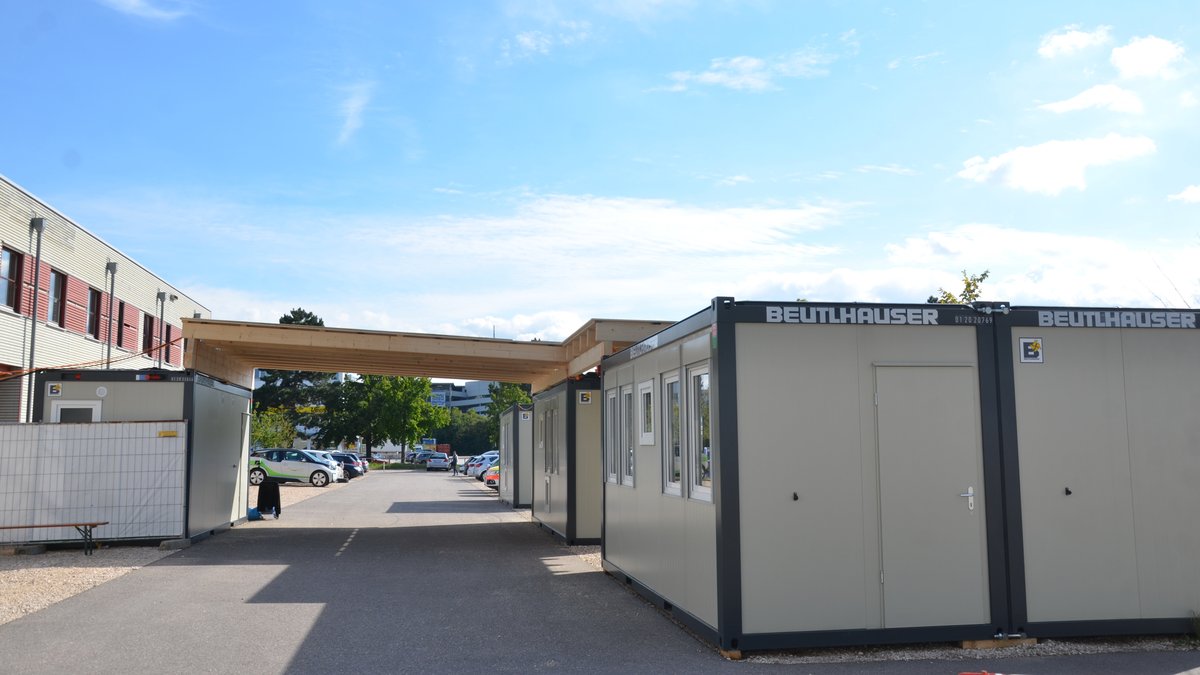 Das Testzentrum wird als Drive-In-Station auf dem südlichen Besucherparkplatz des Landratsamtes betrieben. Getestet wird mittels Gurgellösung. 