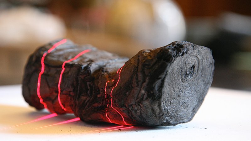 Bis heute sind die die verkohlten und miteinander verklebten Papyrusrollen aus dem antiken Herculaneum größtenteils unlesbar. | Bild: S. Bailey, EduceLab/The University of Kentucky Bis heute sind die die verkohlten und miteinander verklebten Papyrusrollen aus dem antiken Herculaneum größtenteils unlesbar.