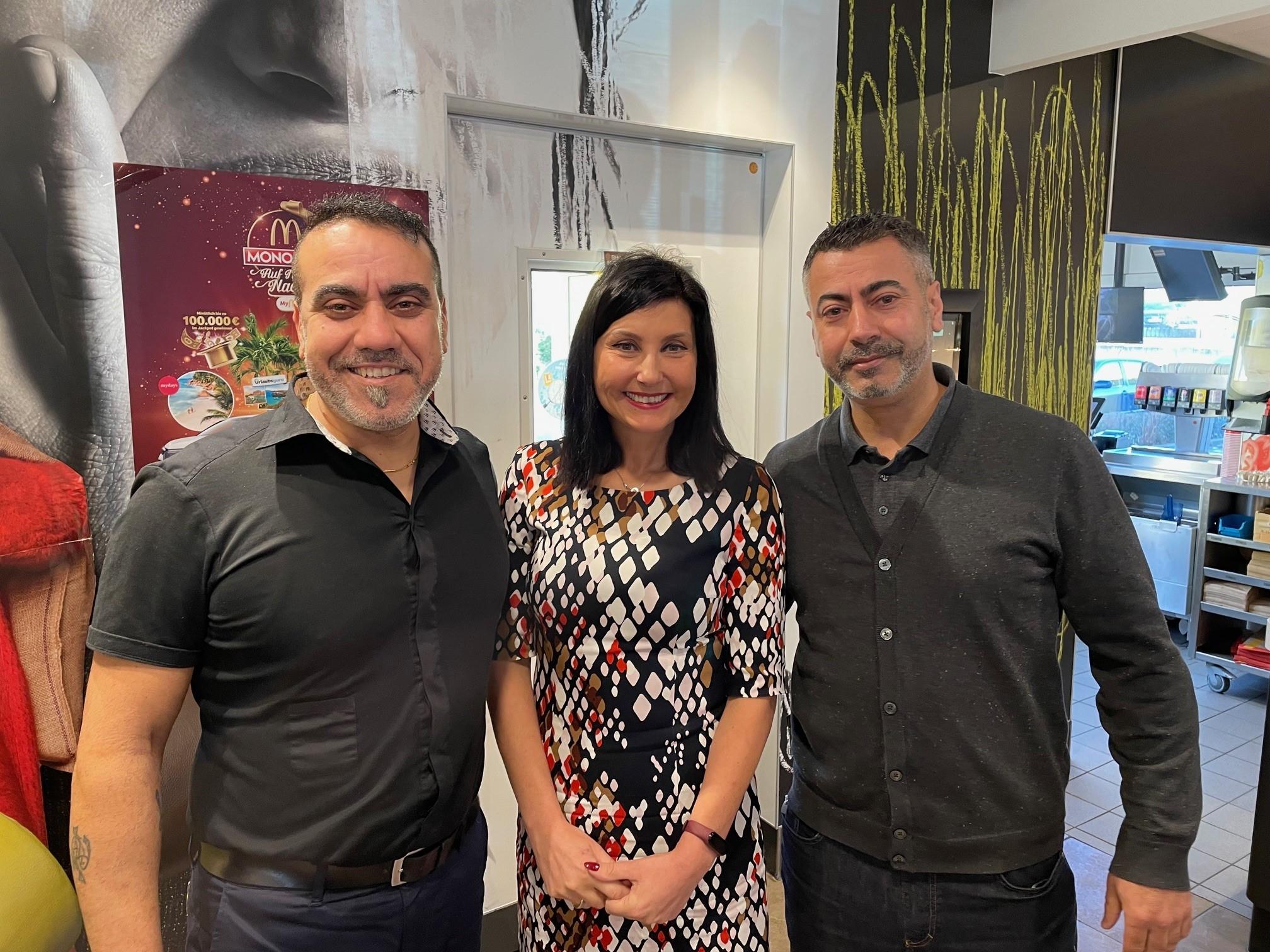 Die Brüder Erdinc und Esat Akin mit ihrer Chefin Suzi Streckel unterstützen immer noch Erdbebenopfer in ihrer Heimatstadt Antakya in der Türkei.