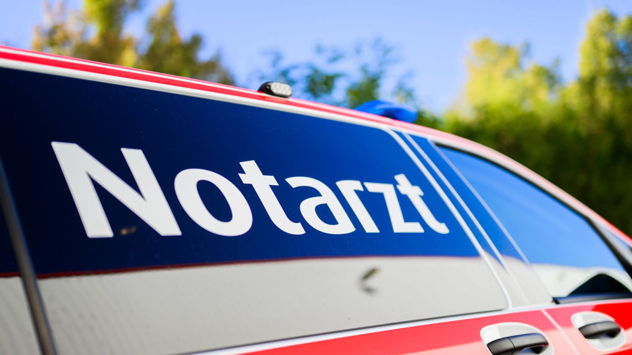 (Symbolbild) Ein Notarzt im Einsatz. | Bild: dpa-Bildfunk/Julian Stratenschulte (Symbolbild) Ein Notarzt im Einsatz.