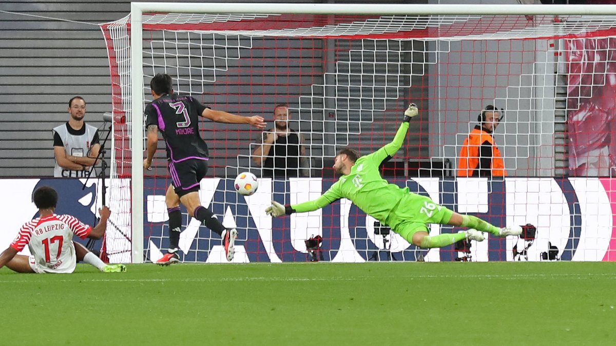 Lois Openda trifft zum 1:0 für Leipzig | Bild: dpa/picture-alliance Lois Openda trifft zum 1:0 für Leipzig