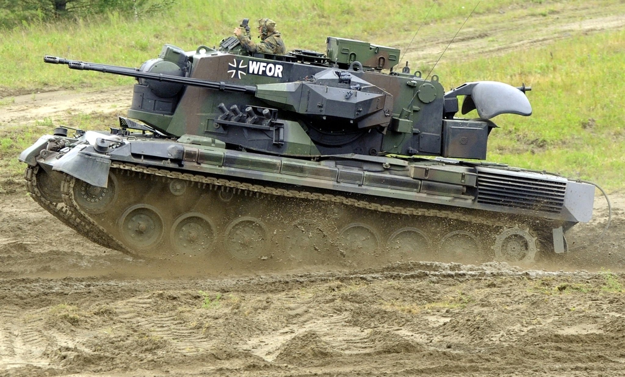 ARCHIV - 15.06.2009, Niedersachsen, Munster: Ein Flakpanzer vom Typ Gepard fährt auf dem Truppenübungsplatz in Munster während der Informationslehrübung "Das Heer im Einsatz" über das Gelände. (zu "Bundesregierung will Lieferung von «Gepard»-Panzern ermöglichen") Foto: Maurizio Gambarini/dpa +++ dpa-Bildfunk +++