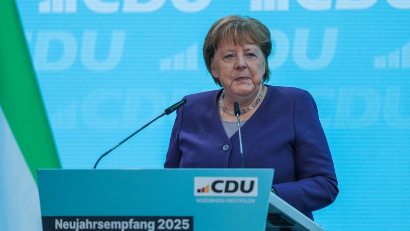 Merkel kritisiert Merz: "Sehenden Auges" | Bild: picture alliance/dpa/Revierfoto | Revierfoto Merkel kritisiert Merz: "Sehenden Auges"