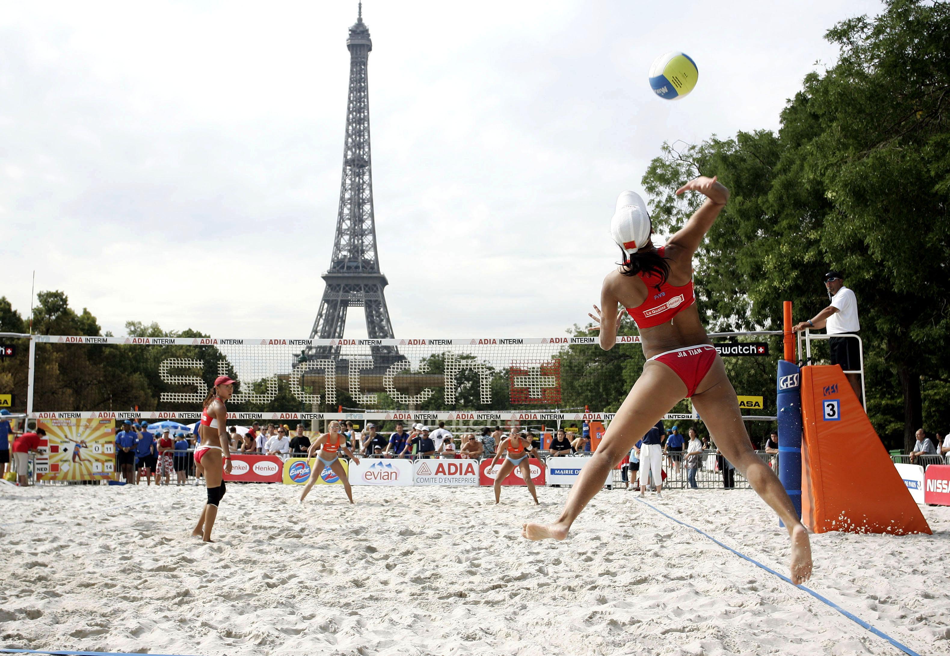 Die olympischen Beachvolleyball-Wettbewerbe finden gleich vor dem Pariser Eiffelturm statt
