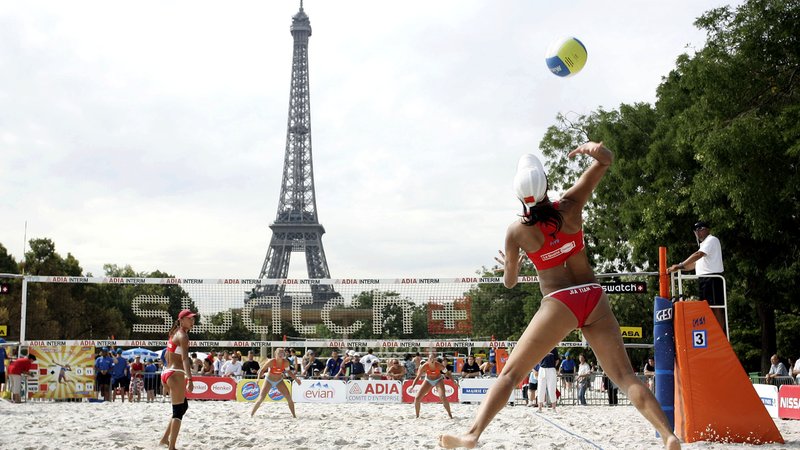 Die olympischen Beachvolleyball-Wettbewerbe finden gleich vor dem Pariser Eiffelturm statt | Bild: picture-alliance/dpa Die olympischen Beachvolleyball-Wettbewerbe finden gleich vor dem Pariser Eiffelturm statt