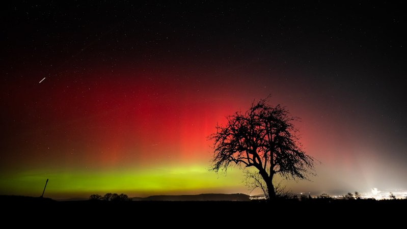 Am Himmel über Bayern bot sich in der Nacht ein buntes Schauspiel: Rote und grüne Polarlichter leuchteten. | Bild: BR Am Himmel über Bayern bot sich in der Nacht ein buntes Schauspiel: Rote und grüne Polarlichter leuchteten.