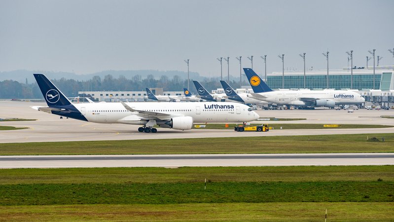 Lufthansa-Maschinen am Münchener Flughafen. | Bild: picture alliance / CHROMORANGE | Michael Bihlmayer Lufthansa-Maschinen am Münchener Flughafen.