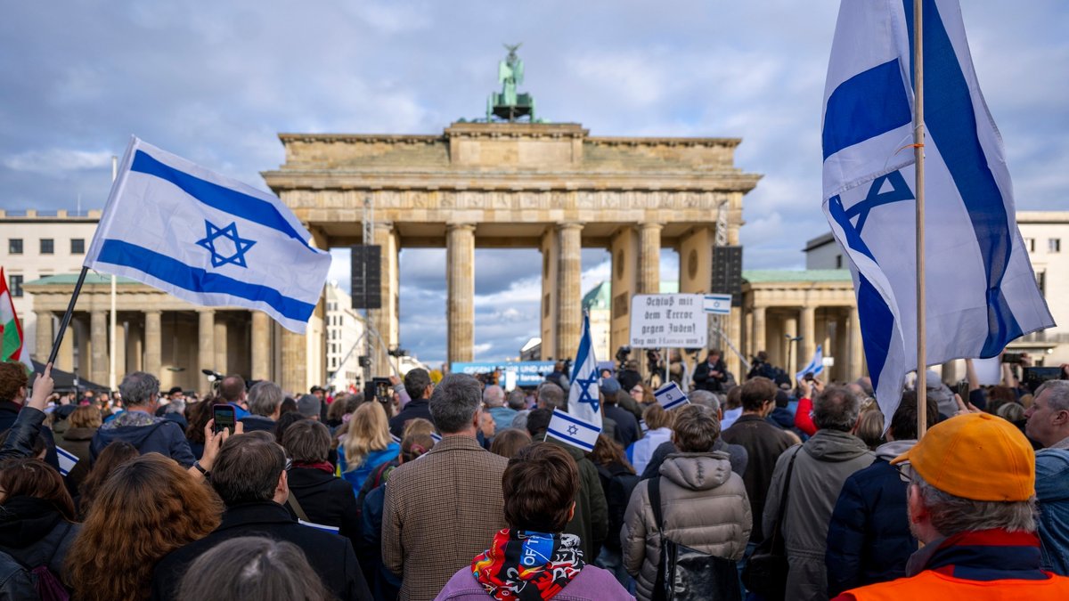 Demonstranten mit Israel-Fahnen vor dem Brandenburger Tor.