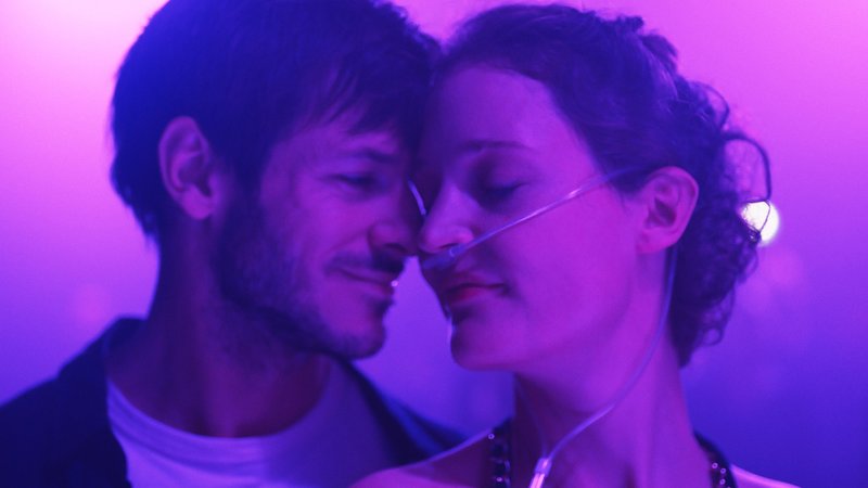Mit Liebe einer schweren Krankheit trotzen: Mathieu und Héène versuchen es in "Mehr denn je" (Filmszene).