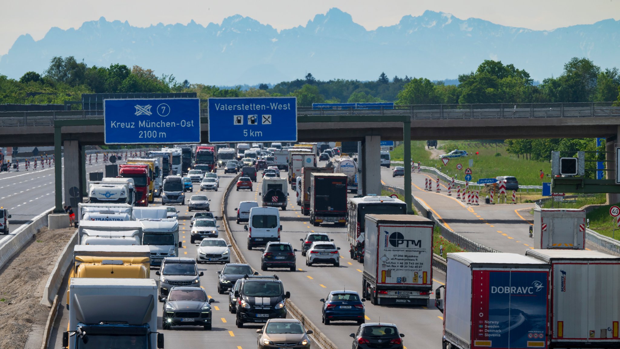 Dichter Verkehr auf der A99 bei München