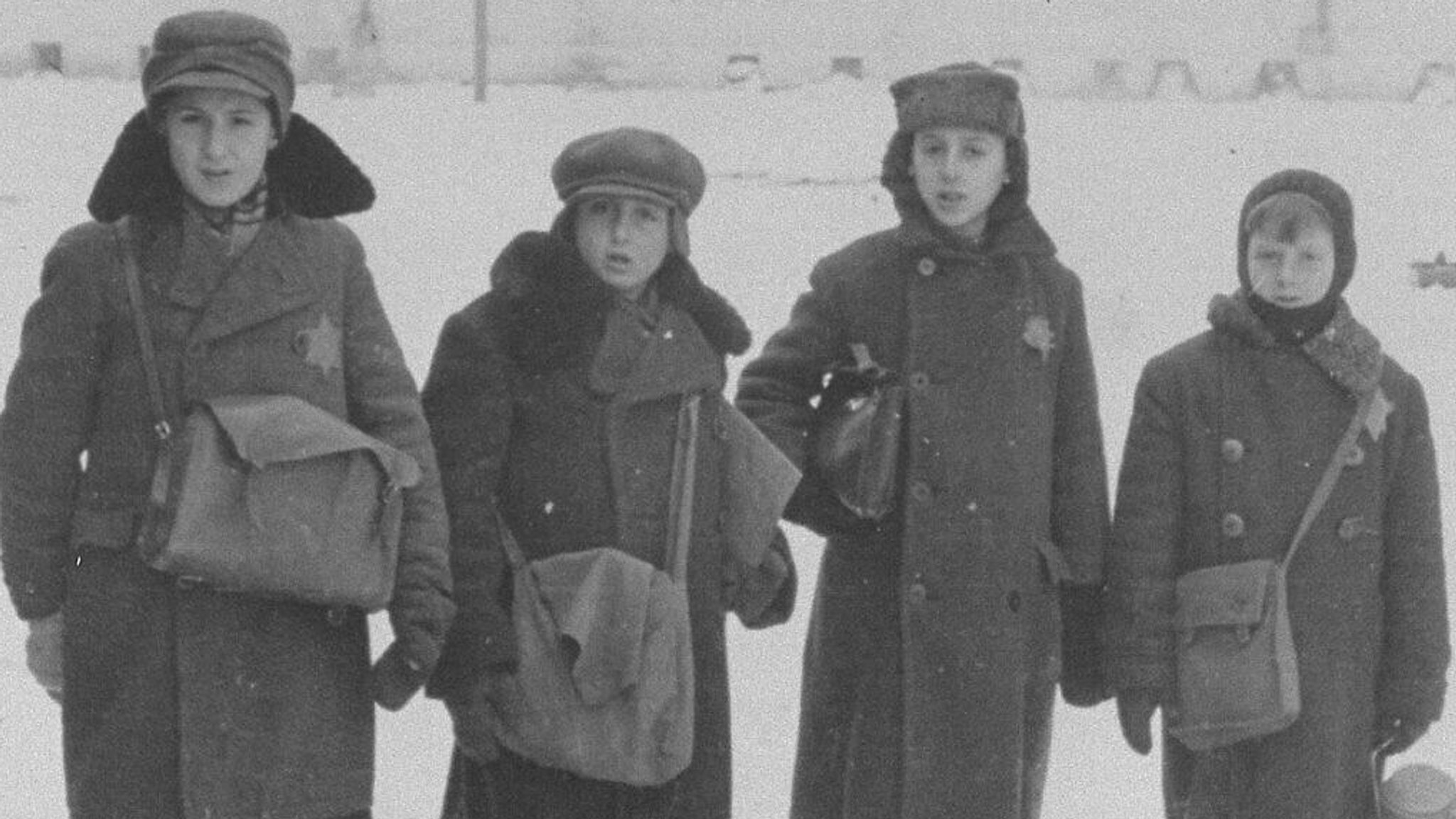 Winter 1941/42, Abba Naor (2 v. links) auf dem Weg zu einer illegal eingerichteten Schule im Ghetto Kaunas 