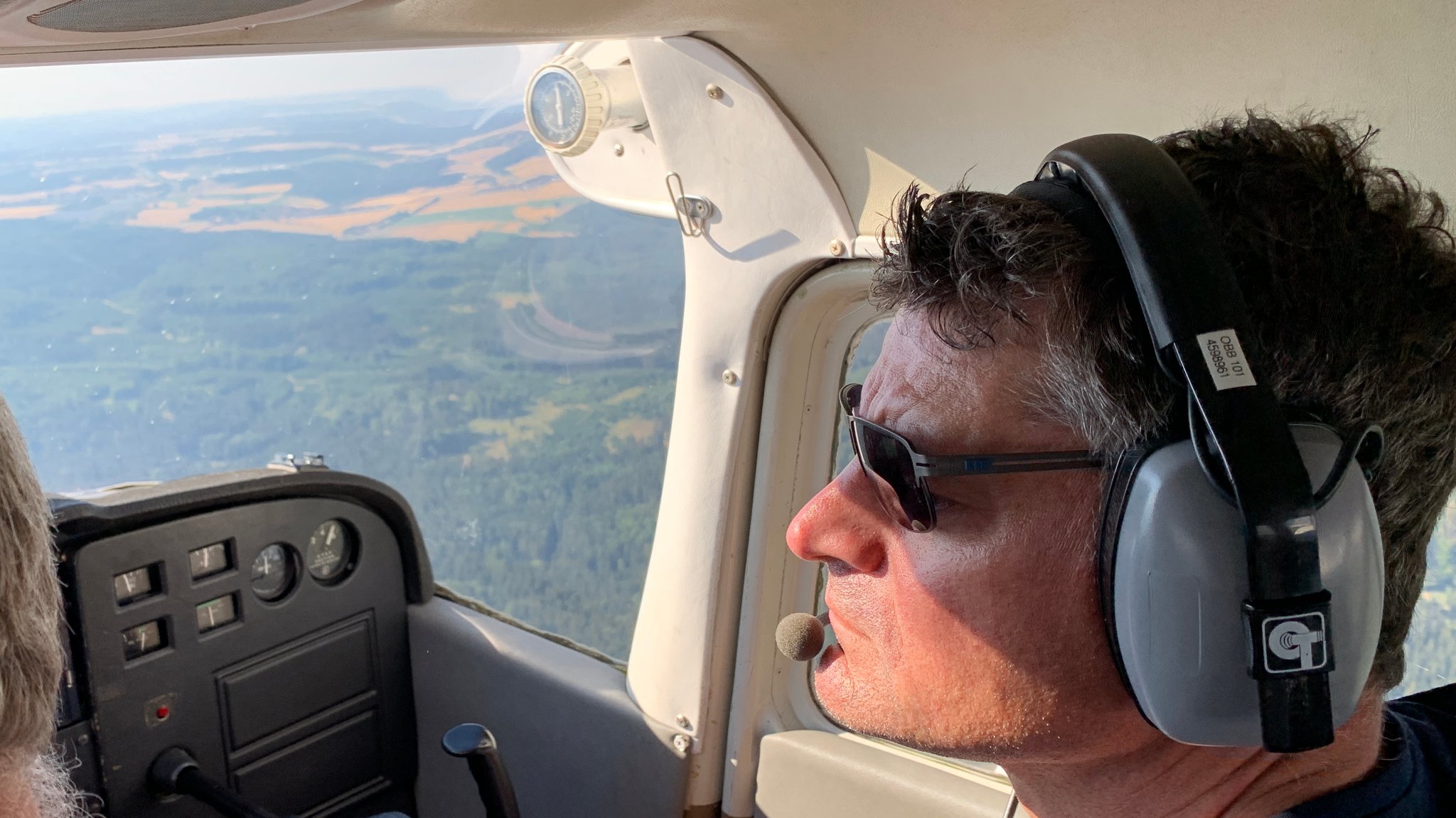 Luftbeobachter im Flugzeug.