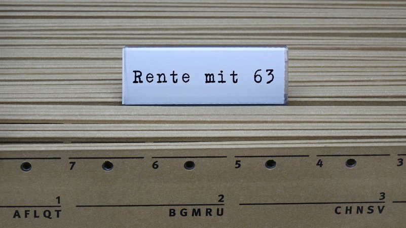 An einem Haengeregister steht der Schriftzug Rente mit 63. | Bild: picture alliance / ZB | Sascha Steinach An einem Haengeregister steht der Schriftzug Rente mit 63.