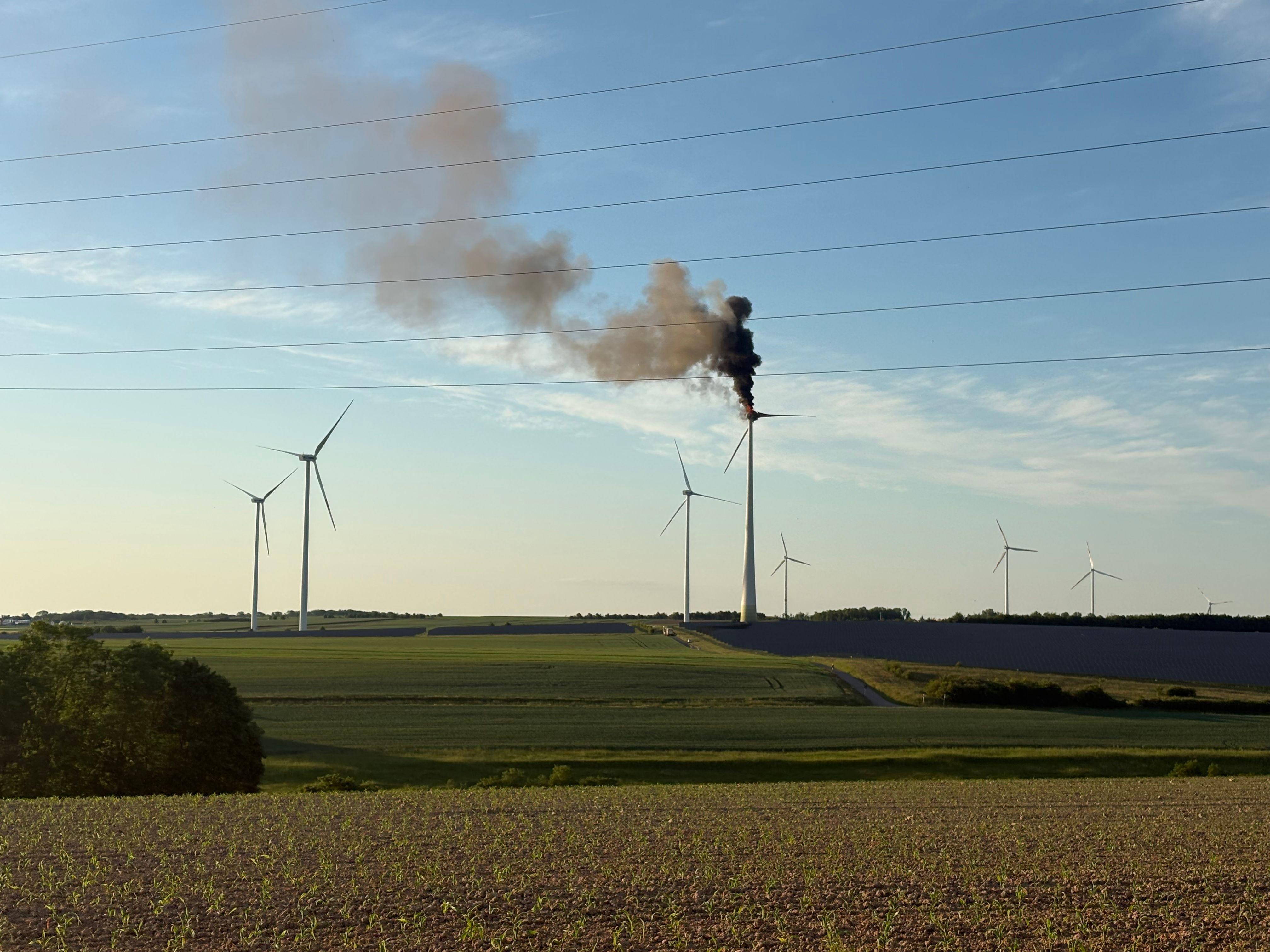 Image accompanying Bei einem Windrad-Brand bei Kitzingen ist SF6-Gas ausgetreten.