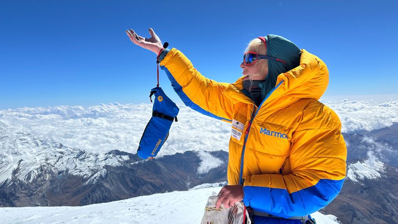 Alix von Melle verstreut die Asche ihres Mannes Luis Stitzinger | Bild: privat/Alix von Melle Alix von Melle verstreut die Asche ihres Mannes Luis Stitzinger