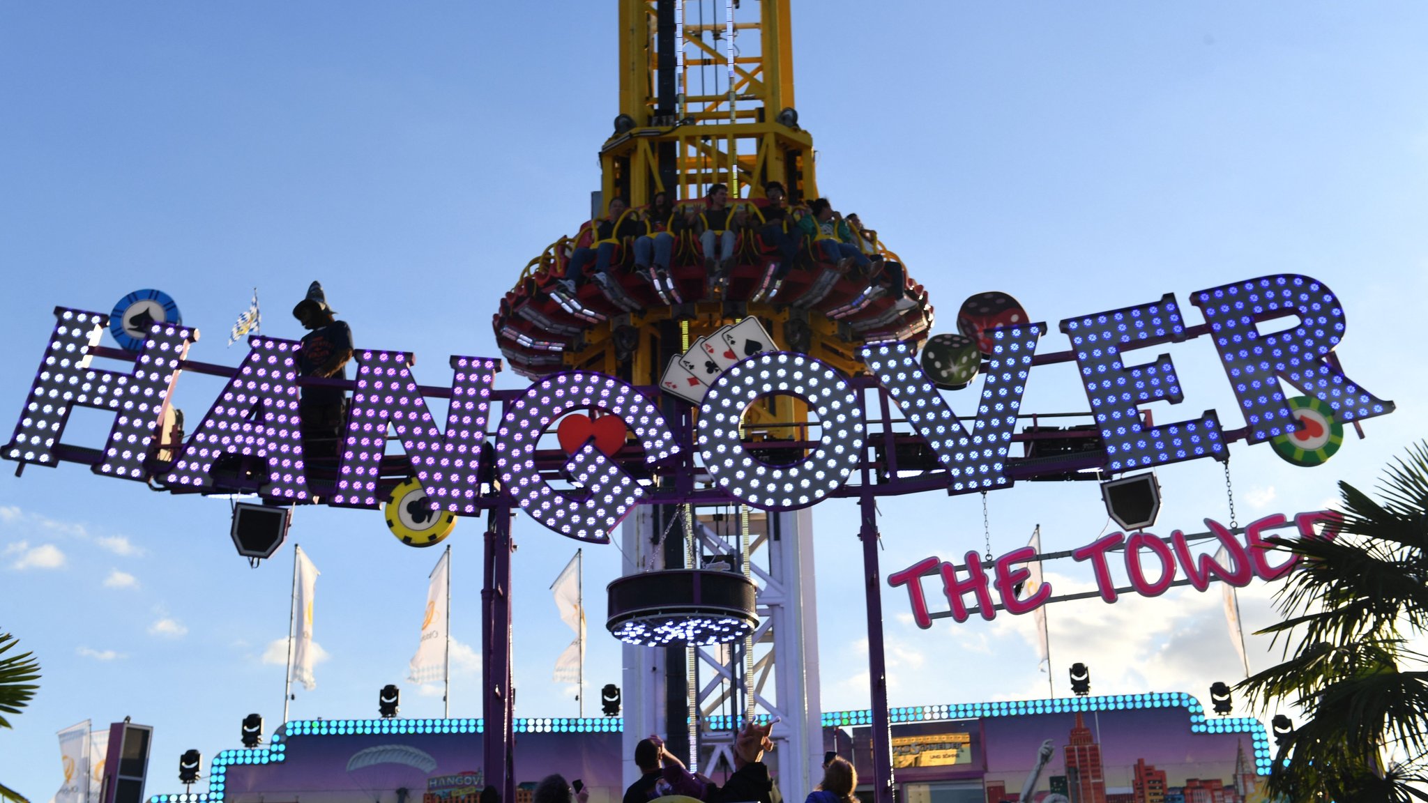 Weniger als 24 Stunden nach einem tödlichen Unfall auf dem Münchner Oktoberfest ist der Freifall-Turm "Hangover" wieder in Betrieb. | Bild: dpa-Bildfunk/Felix Hörhager Weniger als 24 Stunden nach einem tödlichen Unfall auf dem Münchner Oktoberfest ist der Freifall-Turm "Hangover" wieder in Betrieb.