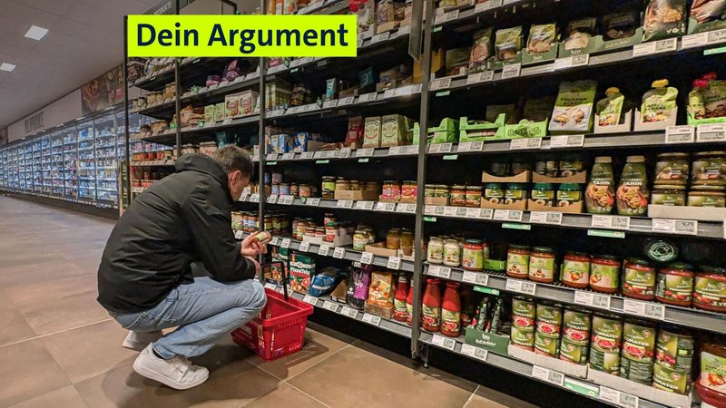 Ein Mann schaut sich in einem Supermarkt eine Produkt an. Wer wissen will, was in den Produkten im Supermarkt steckt, muss sich das Kleingedruckte anschauen. | Bild: picture alliance/dpa/Markus Scholz Ein Mann schaut sich in einem Supermarkt eine Produkt an. Wer wissen will, was in den Produkten im Supermarkt steckt, muss sich das Kleingedruckte anschauen.