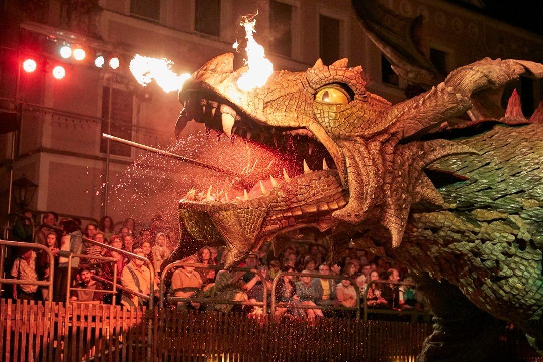 Drachenstich 2019: Der Drache kurz nach dem Lanzenwurf durch den Ritter.