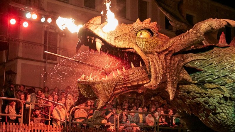 Drachenstich 2019: Der Drache kurz nach dem Lanzenwurf durch den Ritter. | Bild: BR/Foto Wagner/Philipp Wagner Drachenstich 2019: Der Drache kurz nach dem Lanzenwurf durch den Ritter.