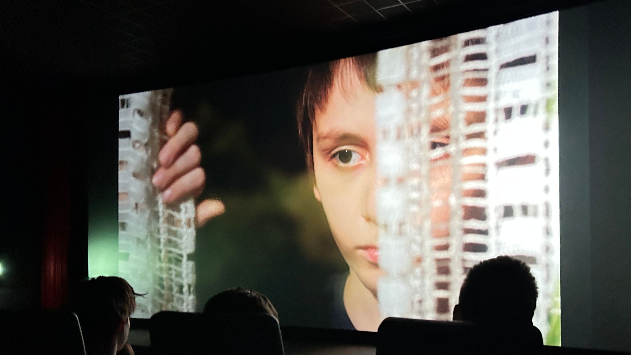 Ein Junge auf einer Kinoleinwand