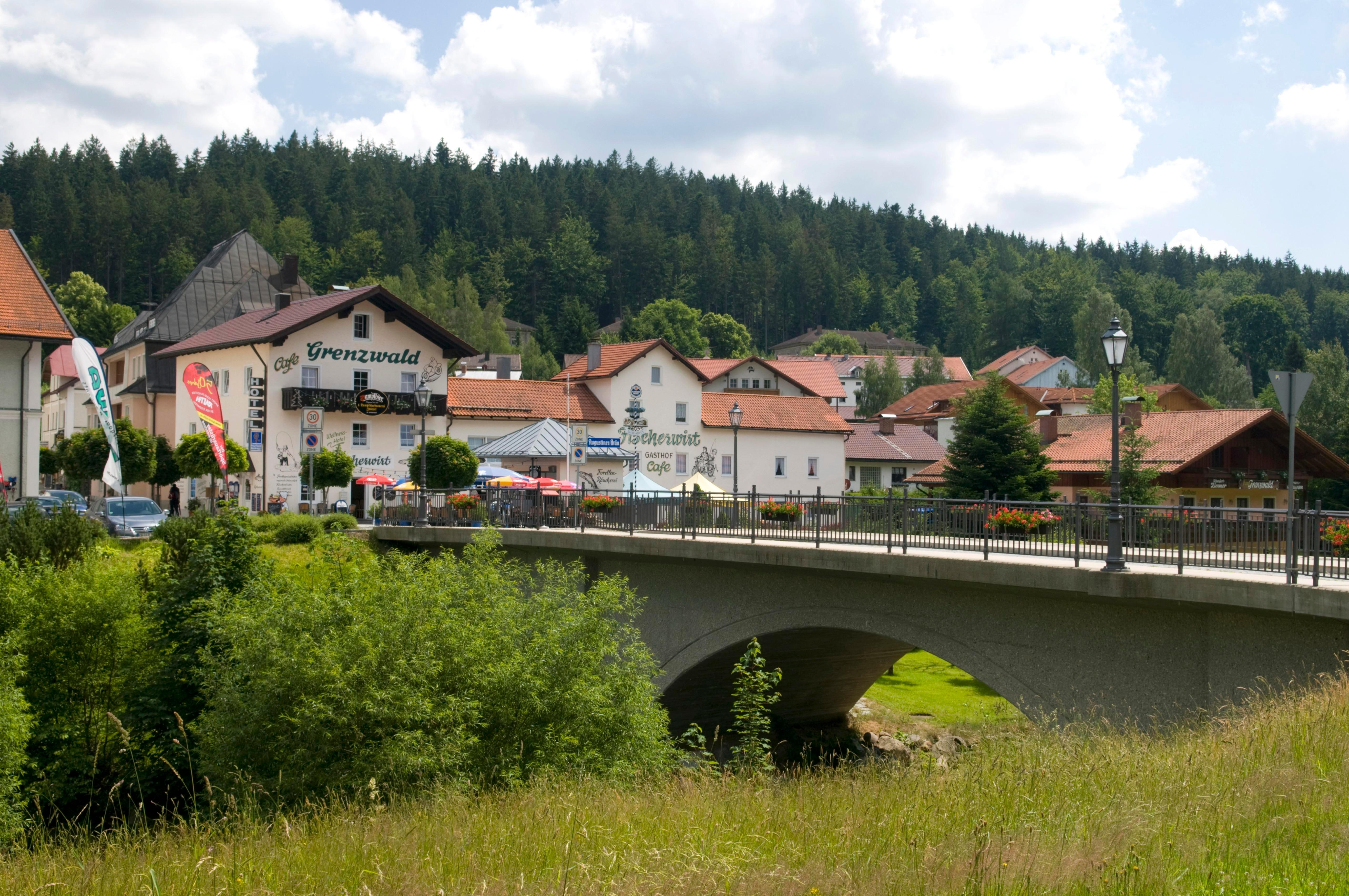 Der Luftkurort Bayerisch Eisenstein im Landkreis Regen liegt direkt an der Grenze zu Tschechien.