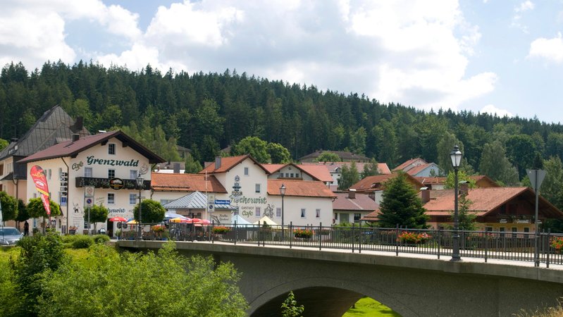 Der Luftkurort Bayerisch Eisenstein im Landkreis Regen liegt direkt an der Grenze zu Tschechien. | Bild: pa/imageBROKER/Movementway Der Luftkurort Bayerisch Eisenstein im Landkreis Regen liegt direkt an der Grenze zu Tschechien.