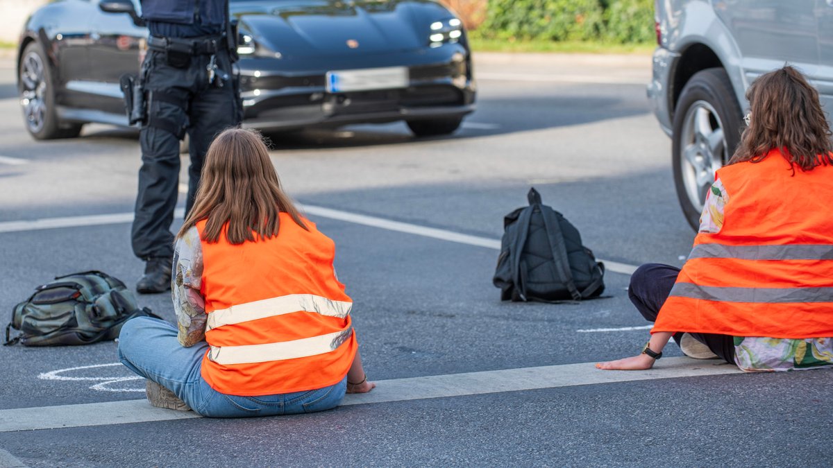 Klimaaktivistinnen blockieren Straße in München