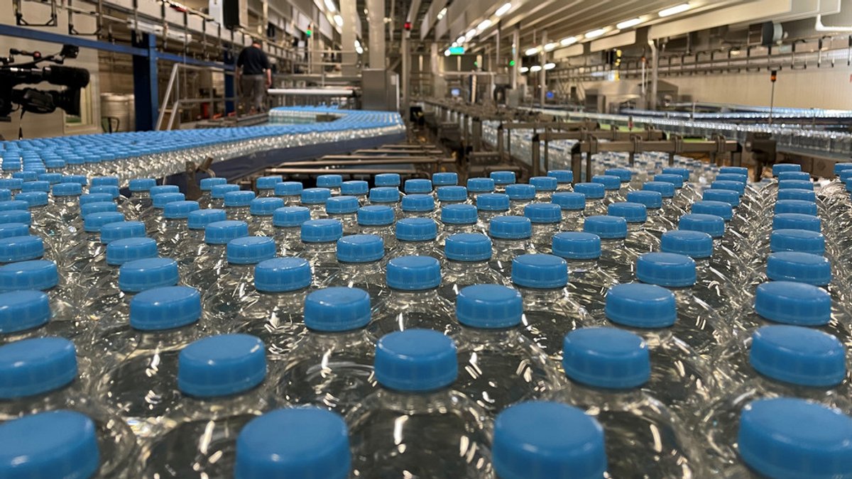 Eine Abfüllanlage des Mineralwasserkonzerns Altmühltaler mit Tausenden Plastikflaschen.