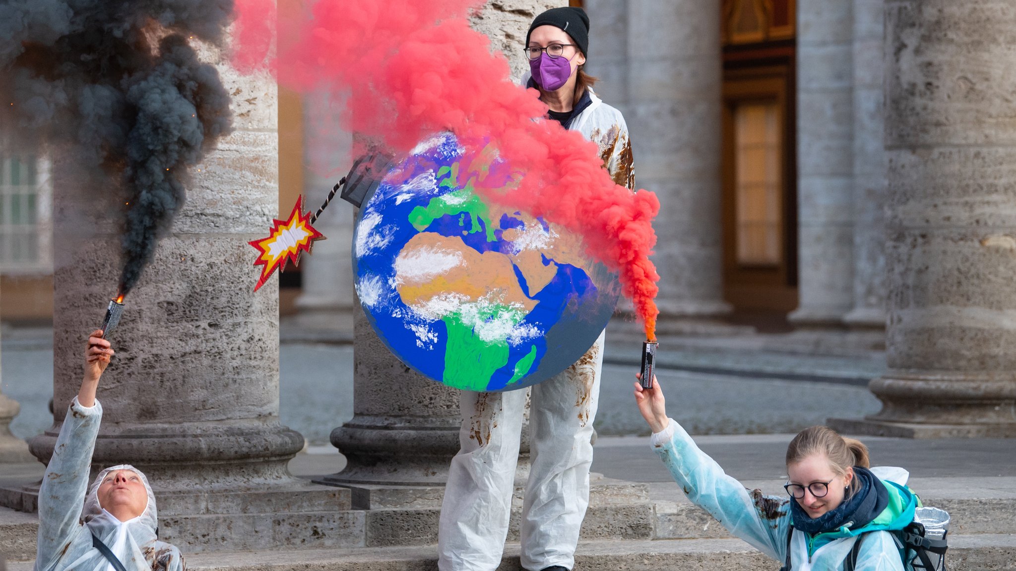 Aktivisten der Gruppe Extinction Rebellion demonstrieren im April 2022 am Firmensitz von Munich Re. 