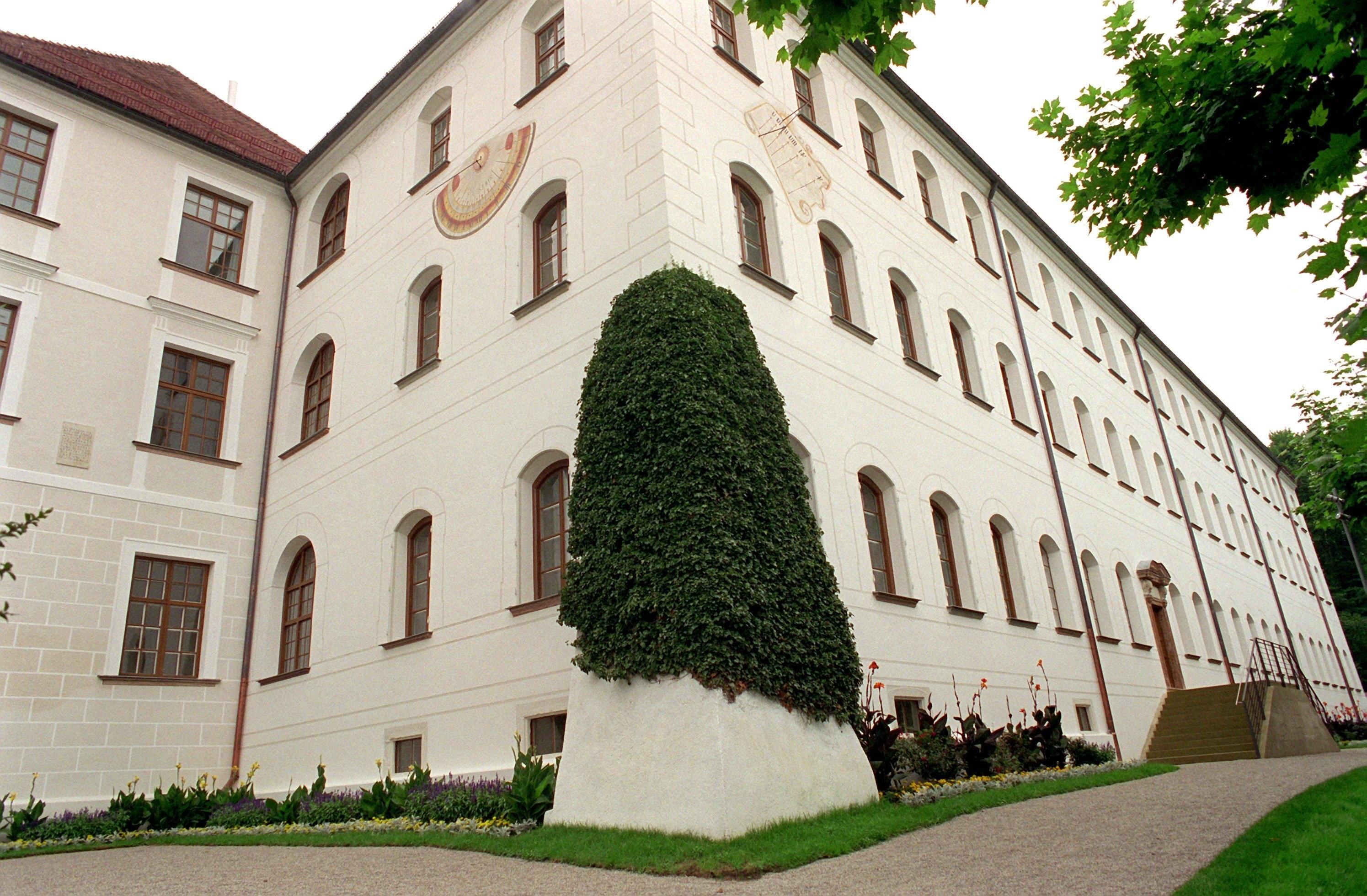 Blick auf den Gebäudeteil der Anlage von Schloss Herrenchiemsee, in dem die Verfassungsväter 1948 tagten