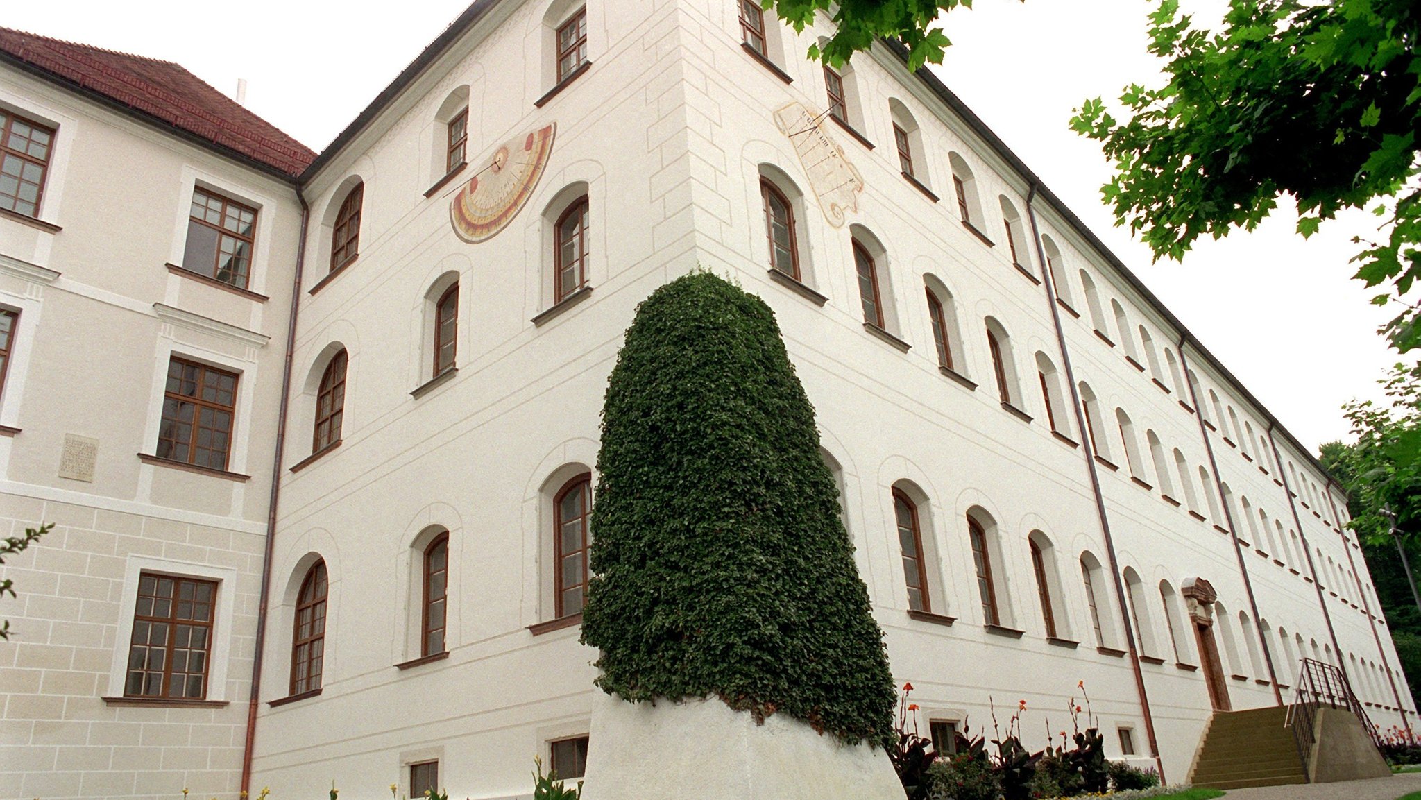 Blick auf den Gebäudeteil der Anlage von Schloss Herrenchiemsee, in dem die Verfassungsväter 1948 tagten