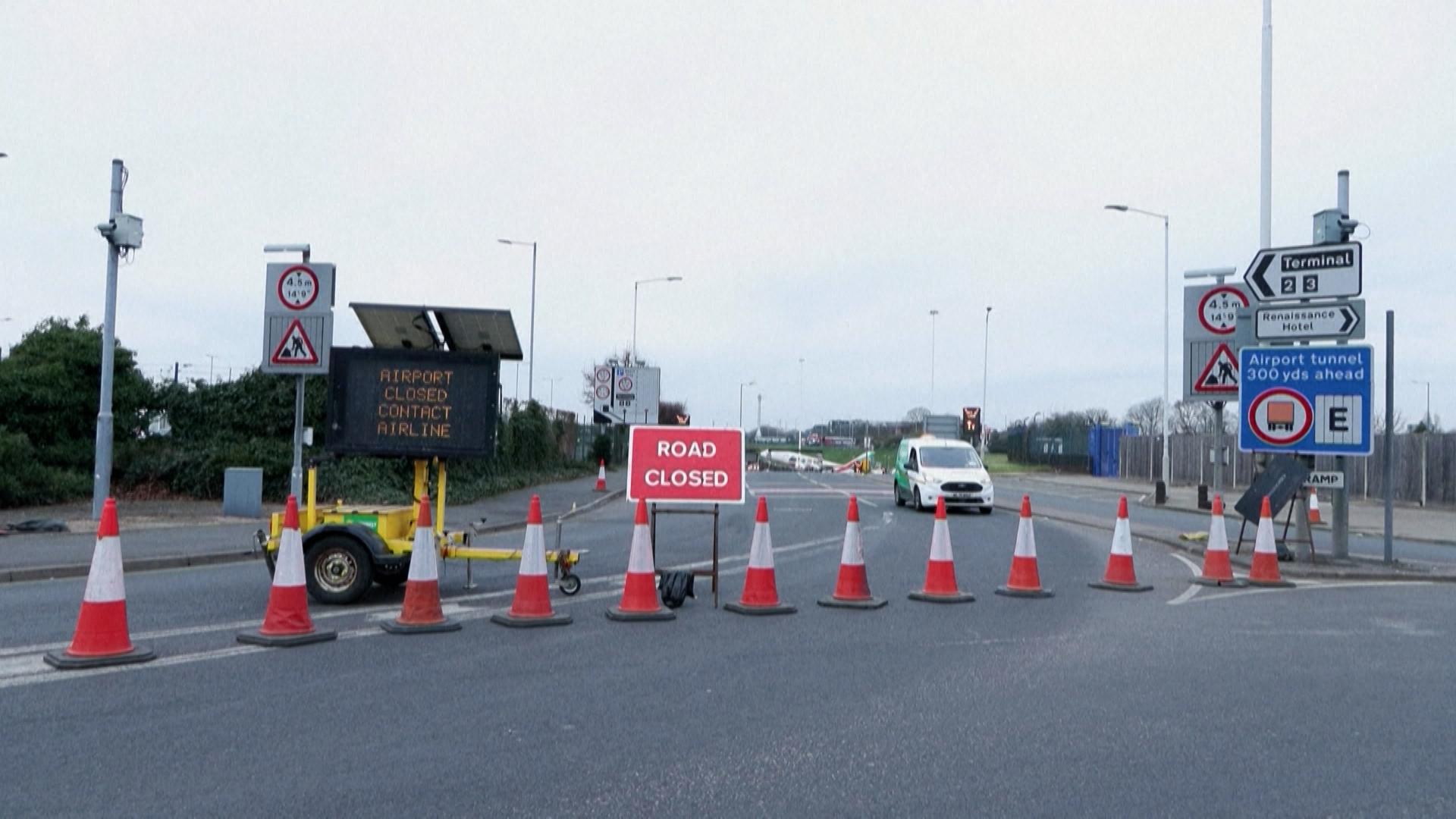 Eine gesperrte Straße am Flughafen Heathrow in London.