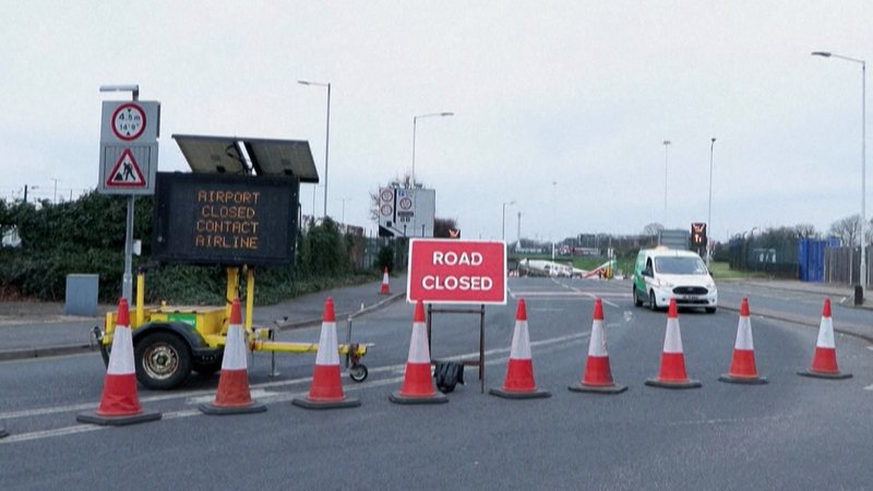 Eine gesperrte Straße am Flughafen Heathrow in London. | Bild: BR24 Eine gesperrte Straße am Flughafen Heathrow in London.